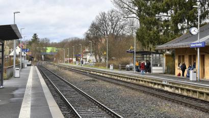 Archivbild: Petra Hartl
Ein 23-Jähriger beleidigte einen Sicherheitsmitarbeiter der Deutschen Bahn am Bahnhof in Sulzbach-Rosenberg.