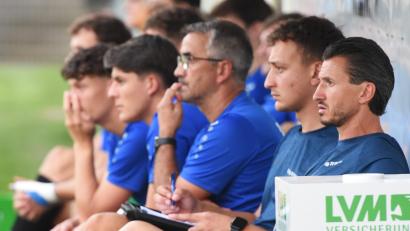 Bild: G. Büttner
Zufriedenheit sieht anders aus: Die Weidener Bank um Cheftrainer Michael Riester beim Spiel gegen den SC Großschwarzenlohe. Am Dienstag-Spieltag der Bayernliga Nord geht es für die SpVgg SV Weiden zum FSV Stadeln.