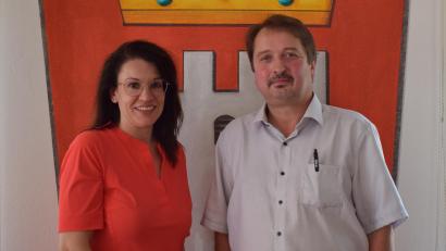 Bild: bnr
Bürgermeister Reinhard Schwarz begrüßt die Parlamentarische Staatssekretärin MdB Martina Englhardt-Kopf in der Gemeinde.