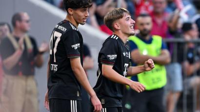 Bild: Sven Hoppe/dpa
Fußball: Testspiele, FC Bayern München - Tottenham Hotspur in der Allianz Arena. Lennart Karl (r, Bayern München) jubelt mit David Daiber (Bayern München) über sein Tor zum 3:0. (zu dpa: „Talent und Traumtorschütze Karl verlängert bei Bayern“)