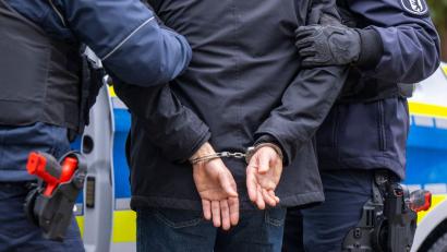Symbolbild: Monika Skolimowska/dpa
Zwei junge Männer wurden nach einem Überfall auf eine Bäckerei in Schorndorf festgenommen.