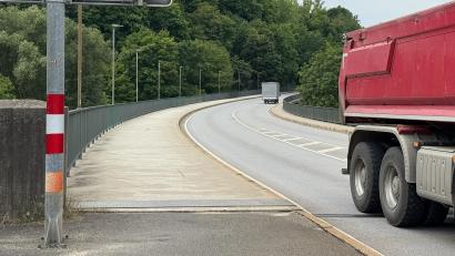 Bild: Petra Hartl
Die Erzbergbrücke ist eine der Hauptverkehrsrouten in Amberg: Jetzt muss sie wegen Sanierungsarbeiten an einigen Wochenenden gesperrt werden.