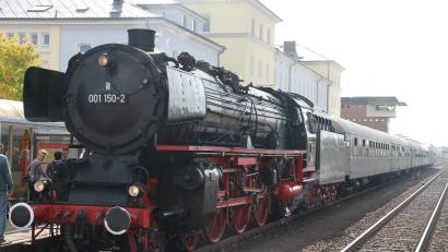 Archivbild: Wolfgang Koos 
Eine historische Dampflok hält im Weidener Bahnhof. Dass es nie eine direkte Schienenverbindung von Weiden nach Amberg gab, lässt sich anhand der Geschichte der Oberpfälzer Eisenbahn erklären.