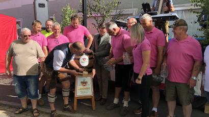 Bild: sei
Drei Schläge brauchte Bürgermeister Richard Kammerer beim Bieranstich des 42. Manteler Bürgerfestes. Das schöne Wetter gab es gratis dazu.