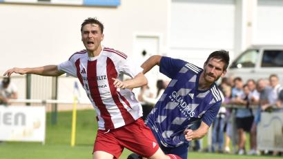 Bild: ham
Der Dürnsrichter Nicholas Binder (links) im Zweikampf mit Michali Gatsas vom FC Schmidgaden. Der FC siegte mit 1:0.