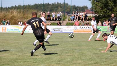 Bild: Dieter Jäschke
Auch wenn Sandro Hösl (schwarzes Trikot) den TSV Erbendorf im Derby gegen den TSV Reuth in Führung gebracht hat, drehten die Reuther das Spiel in den Schlussminuten und sicherten sich die drei Punkte.