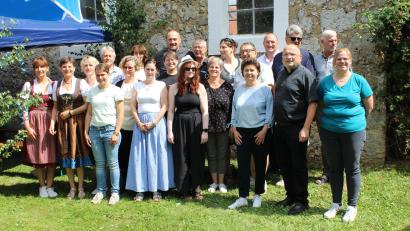 Bild: sis
Die Singgruppe "Grenzenlos" begleitete den Festgottesdienst in Leinhof musikalisch.