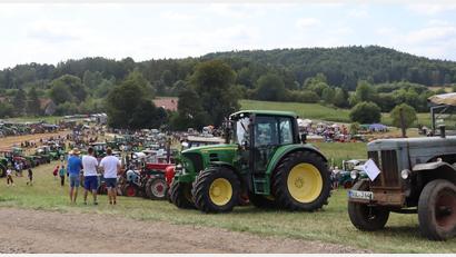 Bild: mfh
Das herrliche Sommerwetter lockte nicht nur zahlreiche Trakorfahrer nach Neukirchen, sondern auch sehr viele Zuschauer. Das Traktor-Treffen war ein riesiger Erfolg.