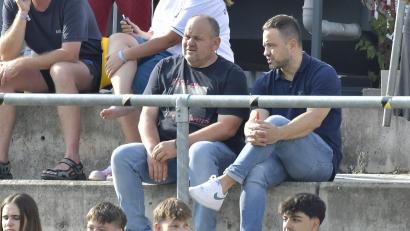 Bild: Hubert Ziegler
Faruk Maloku (rechts), Trainer ASV Cham und Ex-Coach der Gebenbacher, beobachtete die DJK am Samstag bei deren 7:0-Heimspielsieg gegen den Würzburger FV. Am Dienstag tritt Gebenbach in Cham an.