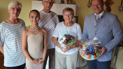 Bild: jr
Brigitte Märten (Zweite von rechts) feierte am Mittwoch ihren 85. Geburtstag. Dazu gratulierten Tochter Petra, Urenkelin Sarah-Leah, Ehemann Manfred und Bürgermeister Stefan Grillmeier (von links).