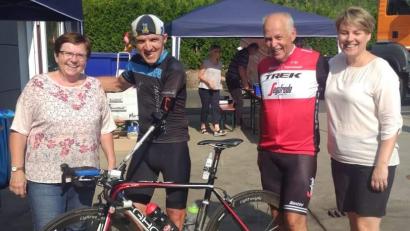Archivbild: u
Unter dem Motto „Fitness bringt Licht nach Nepal“ findet am Samstag, 23. August, der 20. Pirker Kreisel statt. An der Benefiz-Radltour beteiligen sich immer wieder „prominente“ Radler wie z.B. der Extrem-Radfahrer Wolfgang Stöckl, hier mit Chef-Organisatorin Bärbel Birner (links), Kreisel-Gründer Josef Böller (Zweiter von rechts) und Isabelle Haustein (rechts).