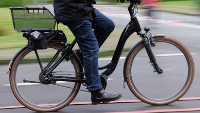 Symbolbild: Friso Gentsch/dpa
Zeugen versorgten einen 79-Jährigen nach einem Fahrradsturz in Amberg.