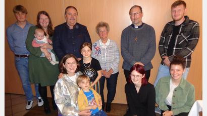 Bild: Peter Dotzler
Waltraud Neuberger zusammen mit Bürgermeister Peter Dotzler und Pfarrvikar Christian Preitschaft sowie mit den Enkeln und Urenkeln Korbinian, Annalena, Elina, Katharina, Emma, Jonathan, Marietta, Johannes und Marie-Luise (von links)