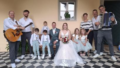 Bild: jua
Das Brautpaar Franziska Utz-Kleber und Josef Kleber - hier mit Band und Blumenkindern - feierte die Hochzeit auf Schloss Guteneck. Nach der Ankunft musste man erst ein wenig abwarten, bis sich ein heftiger Gewitterregen verzogen hatte.