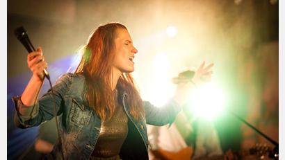 Bild: Christian Ringer/exb
Die Sängerin Caroline Röske singt die größten Hits von Tina Turner auf der Naturbühne Schönberg in Grafenwöhr.