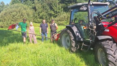 Bild: Weiß
Landwirte kooperierten bei der Biotoppflege und verzichteten auf Bezahlung, um Naturschutzflächen zu erhalten (von links): Horst Schwemmer, Geschäftsführer BN, Beate May, Vorsitzende der BN-Kreisgruppe, Thomas Weiß, Landwirt aus Vilseck, Sebastian Weiß, Landwirt aus Weikenricht.