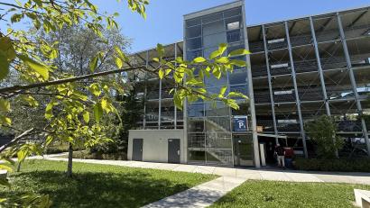 Bild: upl
Das Treppenhaus der Parkgarage von der Marienstraße aus gesehen. Links daneben ist ein Anbau mit zwei Türen. Die rechte Tür ist der Eingang zum WC.
