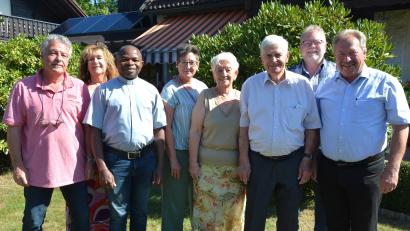 Bild: jr
Sohn Harald, Schwiegertochter Christine, Pfarrvikar Luke Eze, Tochter Claudia, Ehefrau Dagmar, Gerhard Greim, sowie Johann Brandl (von links) gratulierten Erich Ottlinger (dritter von rechts).