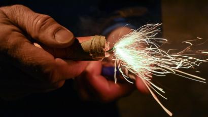 Symbolbild: Patrick Pleul/dpa
Die Polizei stellte Böller und verbotene Messer bei Jugendlichen in Schwarzenfeld sicher.
