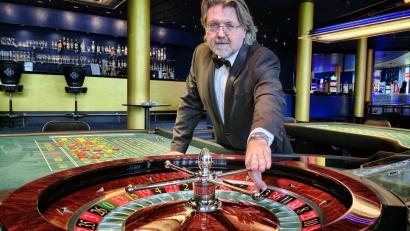 Bild: Lukas Vanik
Volker Kumeths Berufsalltag ist der Umgang mit der Kugel am Roulette in der Spielbank Bad Kötzting. Der aus Bärnau stammende Croupier gehört zu den Pionieren dieses Casinos, das vor 25 Jahren eröffnet wurde.