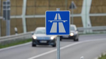 Symbolbild: Soeren Stache/dpa
Die Polizei kontrollierte eine Frau auf der A 93, die in Deutschland keine Fahrzeuge führen darf.
