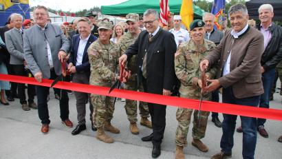 Bild: sne
Vilsecks Bürgermeister Hans-Martin Schertl, Landtagsabgeordneter Tobias Reiß, Brigadegeneral Terry Tillis, Command Sergeant Major Paul M. Fedorisin, Staatsminister Florian Herrman, Oberst Stephen Flanagan und Grafenwöhrs Bürgermeister Edgar Knobloch (von links) schnitten gemeinsam das Band zum Festgelände durch.