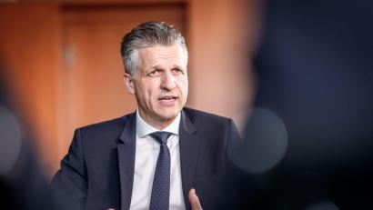Bild: Michael Kappeler/dpa
Wie können die Milliardenlöcher im Haushalt gestopft werden? Kanzleramtsminister Thorsten Frei (CDU) meint: Nicht mit Steuererhöhungen. (Archivbild)