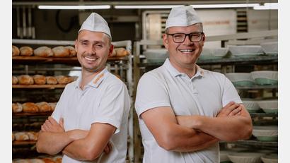 Bild: Bäckerei Brunner
Das Deutsche Brotinstitut prämiert die Qualität von Brunner-Broten: „Wir sind stolz darauf, dass unsere handwerkliche Qualität so honoriert wurde“, sagt Gerhard Brunner, Inhaber und Geschäftsführer. „Die Auszeichnung ist eine schöne Bestätigung für das Engagement und die Leidenschaft unseres gesamten Backstubenteams.“