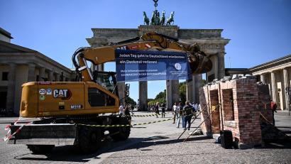 Bild: Britta Pedersen/dpa
Die Deutsche Stiftung Denkmalschutz wies auch mit einer Aktion am Brandenburger Tor auf ihr „Schwarzbuch“ hin.