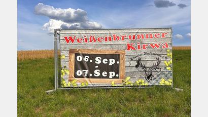 Bild: Michael Stark
Da stand es noch: Dieses Banner mussten die Kirwaleit Weißenbrunn wieder abnehmen, weil es außerhalb der Ortschaft und zu nah an der Staatsstraße stand.