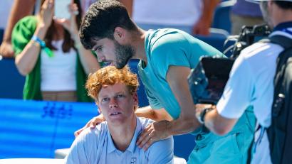 Bild: Scott Stuart/ZUMA Press Wire/dpa
Carlos Alcaraz (r) tröstet Jannik Sinner nach der Aufgabe.