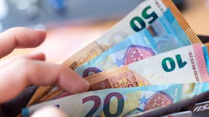 Symbolbild: Monika Skolimowska/dpa
Der Autoverkäufer hatte das Bargeld im Handschuhfach vergessen.