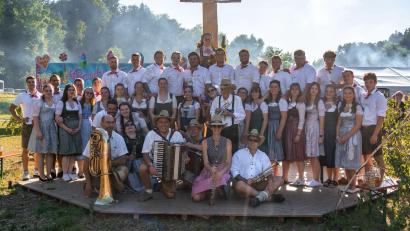 Bild: lei
Die Hirschbacher Kirwapaare nach dem Austanzen mit ihrer Hirschbacher Musik