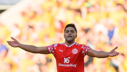 Bild: Robert Michael/dpa
Nadiem Amiri (1. FSV Mainz 05) jubelt nach seinem Tor zum 0:1. Anschließend wurde er übel beleidigt.
