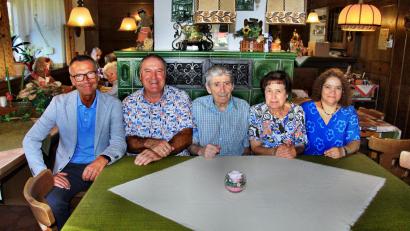 Bild: ds
Am 85. Geburtstag in der Wirtsstube am Kachelofen: Bürgermeister Peter Achatzi, Werner Bär (Sohn), Jubilar Helmut Bär mit Gattin Helga und Tochter Merlyn (von links).