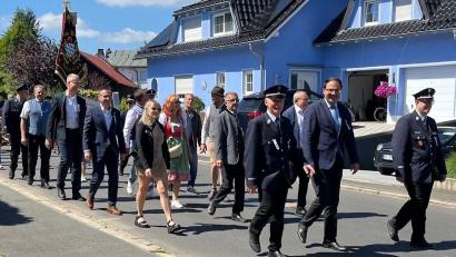 Bild: gis
Im Festzug marschierten neben Vertretern von 28 Vereinen auch
 Staatssekretär und Schirmherr Martin Schöffel (Mitte), Zweiter Vorsitzender Walter Ehlich (links) und Kreisbrandmeister Johannes Geisler (rechts) mit.