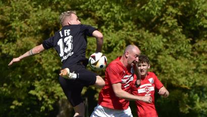 Bild: mhs
Im letzten Spiel der vergangenen Saison trennten sich der SV Kemnath (Mitte Thomas Ott) und der 1. FC Schwarzenfeld (links Timon Porcher) 1:1. Am Mittwoch gibt es eine Neuauflage im Pokal.