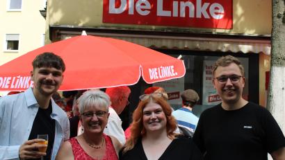 Bild: Stefan Dickert
Luke Hoß, Uschi Maxim, Sarah Vollath und Tobias Mainka (von links) freuten sich über die Eröffnung des neuen Büros.