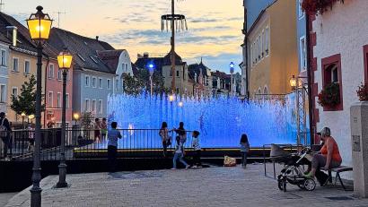 Bild: Pauline Manzke/Stadt Marktredwitz
Auch in den Abendstunden ist der temporäre Play-Fountain in Marktredwitz ein Hingucker.