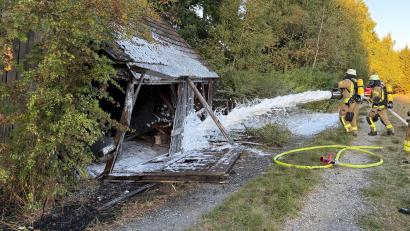 Bild: nza
In der Nähe eines Felds entlang der B 299 zwischen Premenreuth und Josephshof hat am Dienstagabend eine Scheune gebrannt. Die Feuerwehrleute hatten den Brand aber schnell unter Kontrolle.