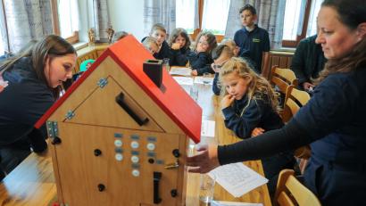 Bild: Wolfgang Steinbacher
In Raigering gibt es die erste Kinderfeuerwehr der Stadt Amberg. Dort wird Kindern ab sechs Jahren spielerisch die Arbeit der Feuerwehr und das richtige Verhalten im Ernstfall beigebracht.