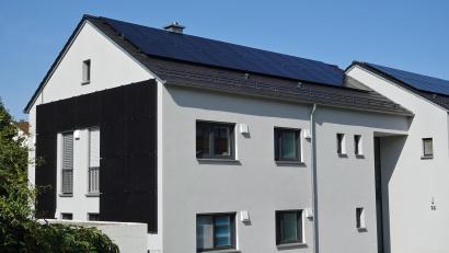Bild: Christian Koch
Die PV-Module sind am Dach und an der Fassade so angebracht, dass sie eine über die Jahres- und Tageszeiten möglichst gleichmäßige Stromerzeugung ermöglichen.