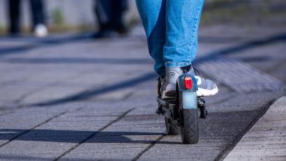 Symbolbild: Jens Büttner/dpa
Eine E-Scooter-Fahrerin stürzt in Schwandorf und verletzt sich schwer. Die Polizei ermittelt zur Ursache.