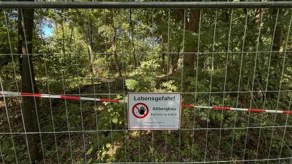 Bild: Wolfgang Steinbacher
Dort, wo am Amberger Erzberg einst die Anlagen des Barbarschachts standen, ist derzeit ein weiter Bereich mit einem Bauzaun abgesperrt.