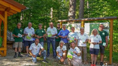 Bild: Dr. Siegfried Steinkohl
Der Fichtelgebirgserein - Ortsgruppe Friedenfels und das Team Tourismus Friedenfels freuen sich über das neue Wanderangebot für Familien.
