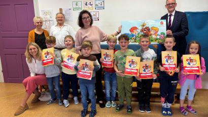 Bild: Sparkasse, Kathrin Schmidt
Thomas Pickel, Eva Lange-Noersewan, Gerd Geismann Kindergartenleiterin Tanja Fuchs und Claudia Mai (von rechts) freuten sich mit den Kindern über deren „Certificates“