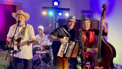 Bild: Gerhard Götz
Die vier Jukebox-Heroes Ernst Bräutigam, Sigi Knorr, Reinhard Seitz und Anton Zweck (von links) entführten in die musiklasche Vergangenheit mit großartigen Klassikern.