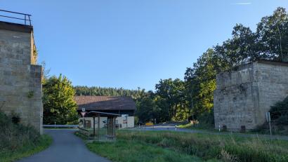 Bild: pz
Die Reste der früheren Eisenbahnbrücke in Hundsbach sollen nun bald abgebaut werden. Inzwischen äußert ein Bewohner des Ortsteils Kritik an der Maßnahme.