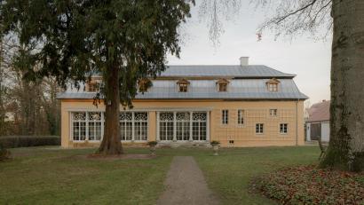 Bild: Fritz Bielmeier/exb
Beeindruckend ist die Fensterfassade der barocken Orangerie im Schlosspark Fronberg mit Säulen aus Eichenholz.