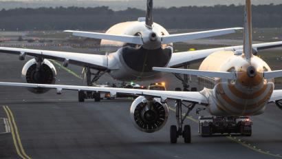 Bild: Boris Roessler/dpa
Lufthansa und Condor konkurrieren am Frankfurter Flughafen.